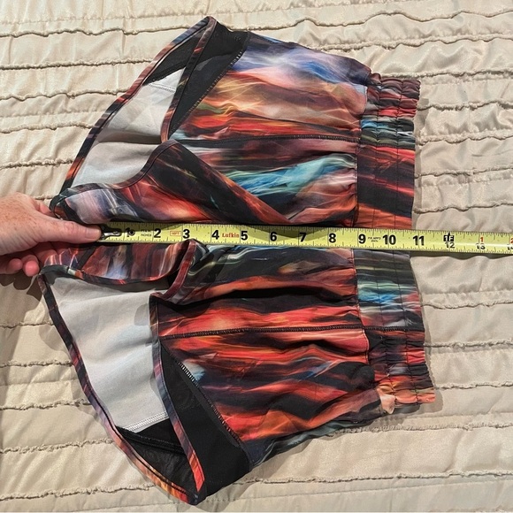 Lululemon Hotty Hot Short II 2.5" Chroma Fusion Multi Black 4 W7ATHR Workout - Picture 10 of 12